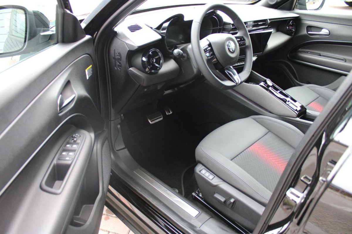 Alfa Romeo Junior 1.2 ibrida Speciale 145cv edct6 (9)