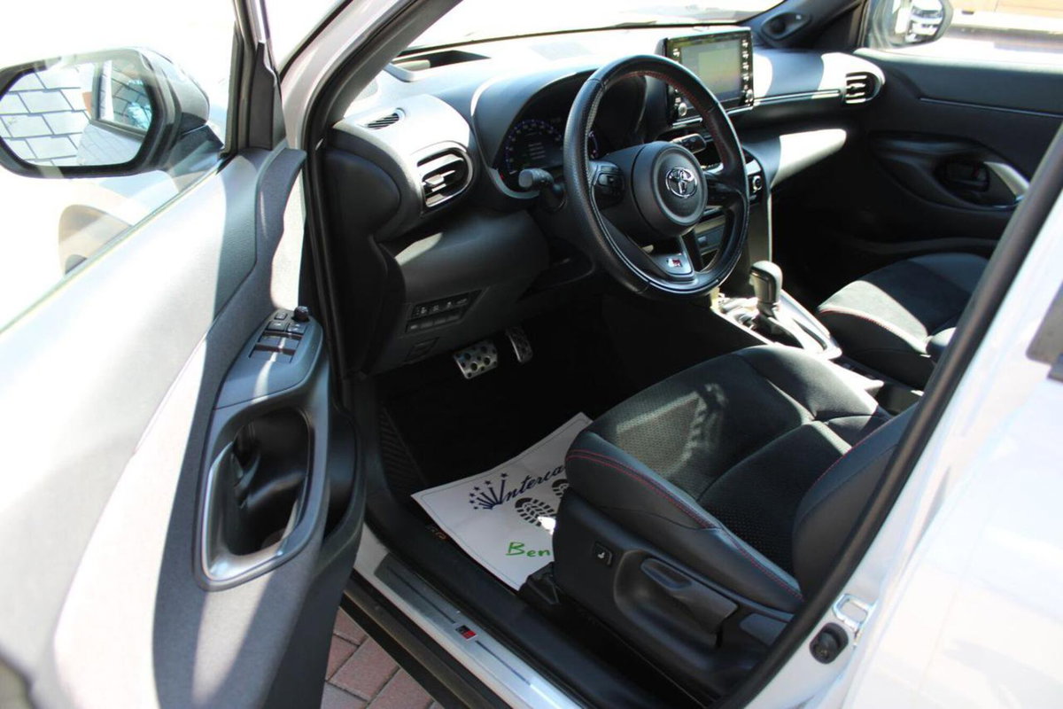Toyota Yaris Cross 1.5 Hybrid 5p. E-CVT GR SPORT (9)