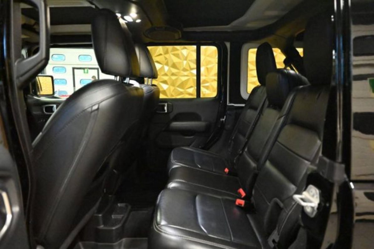 Jeep Wrangler Unlimited 2.0 Turbo Sahara (12)