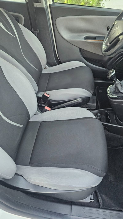 Lancia Ypsilon 1.3 MJT 16V 95 CV 5 porte S&S Elle (19)