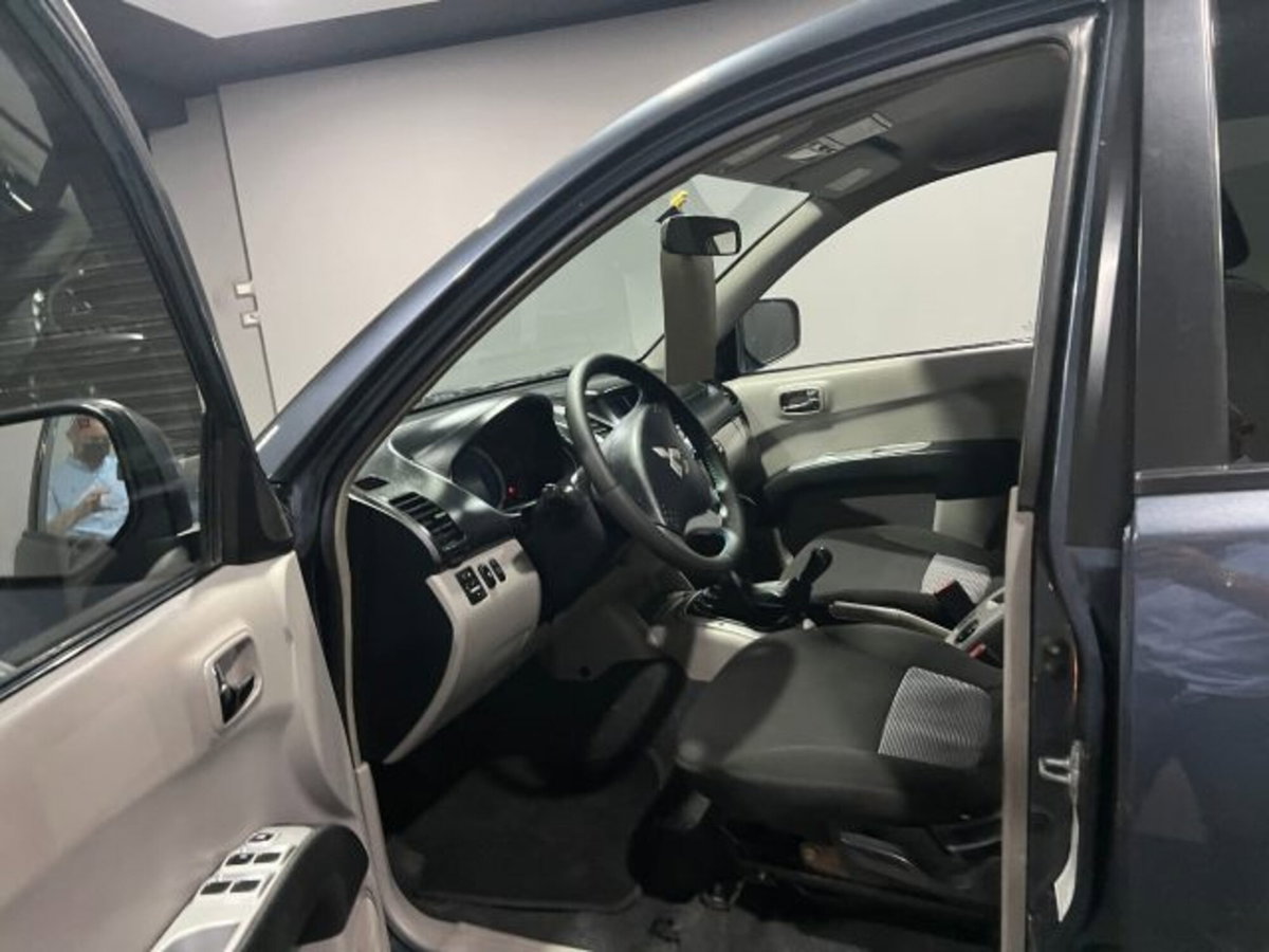 Mitsubishi L200 2.5 DI-D/167CV Double Cab Warrior (7)