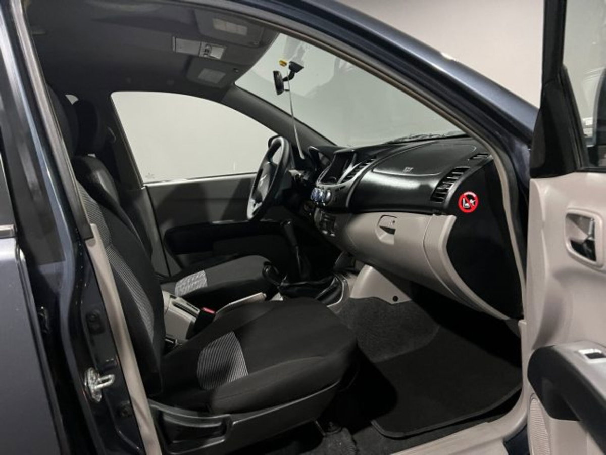 Mitsubishi L200 2.5 DI-D/167CV Double Cab Warrior (8)