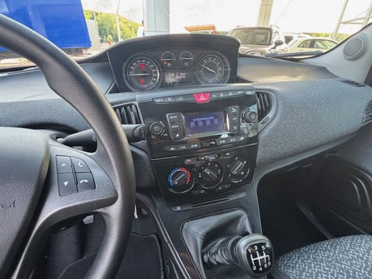 Lancia Ypsilon 1.0 FireFly 5 porte S&S Hybrid Silver Plus (14)