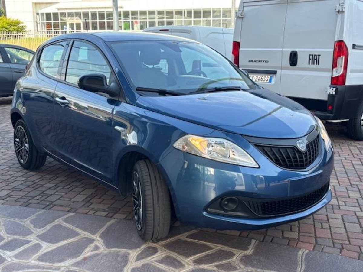 Lancia Ypsilon 1.0 FireFly 5 porte S&S Hybrid Silver Plus (3)