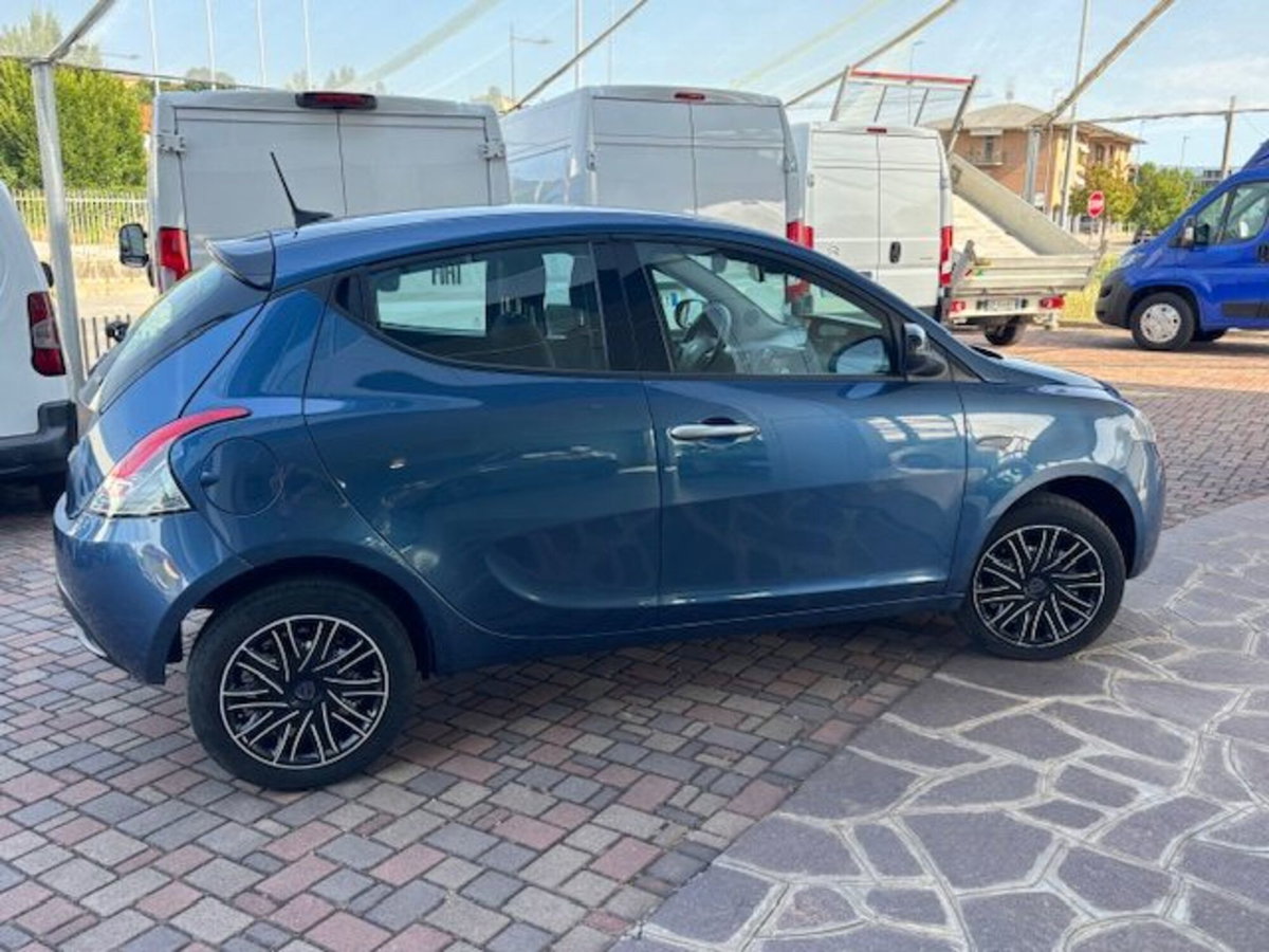 Lancia Ypsilon 1.0 FireFly 5 porte S&S Hybrid Silver Plus (4)