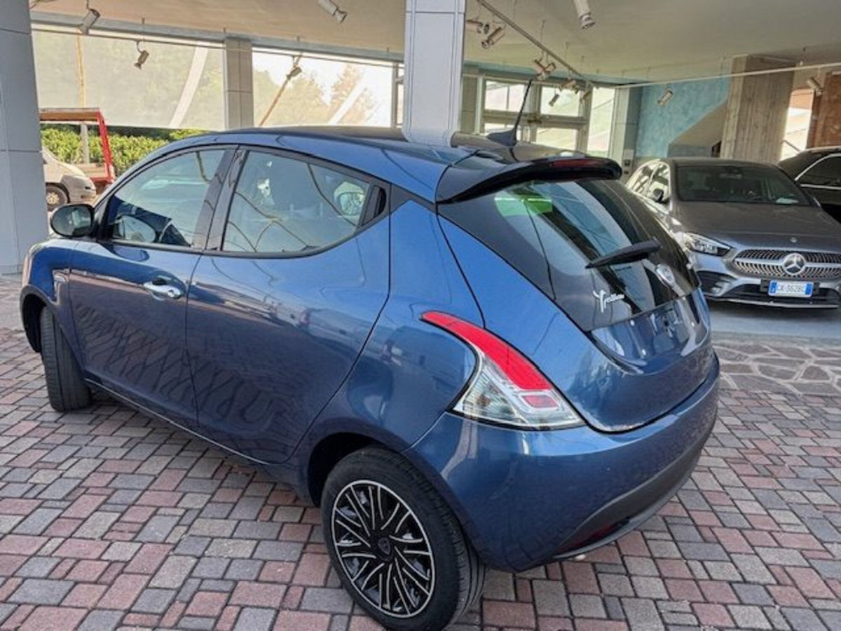 Lancia Ypsilon 1.0 FireFly 5 porte S&S Hybrid Silver Plus (6)