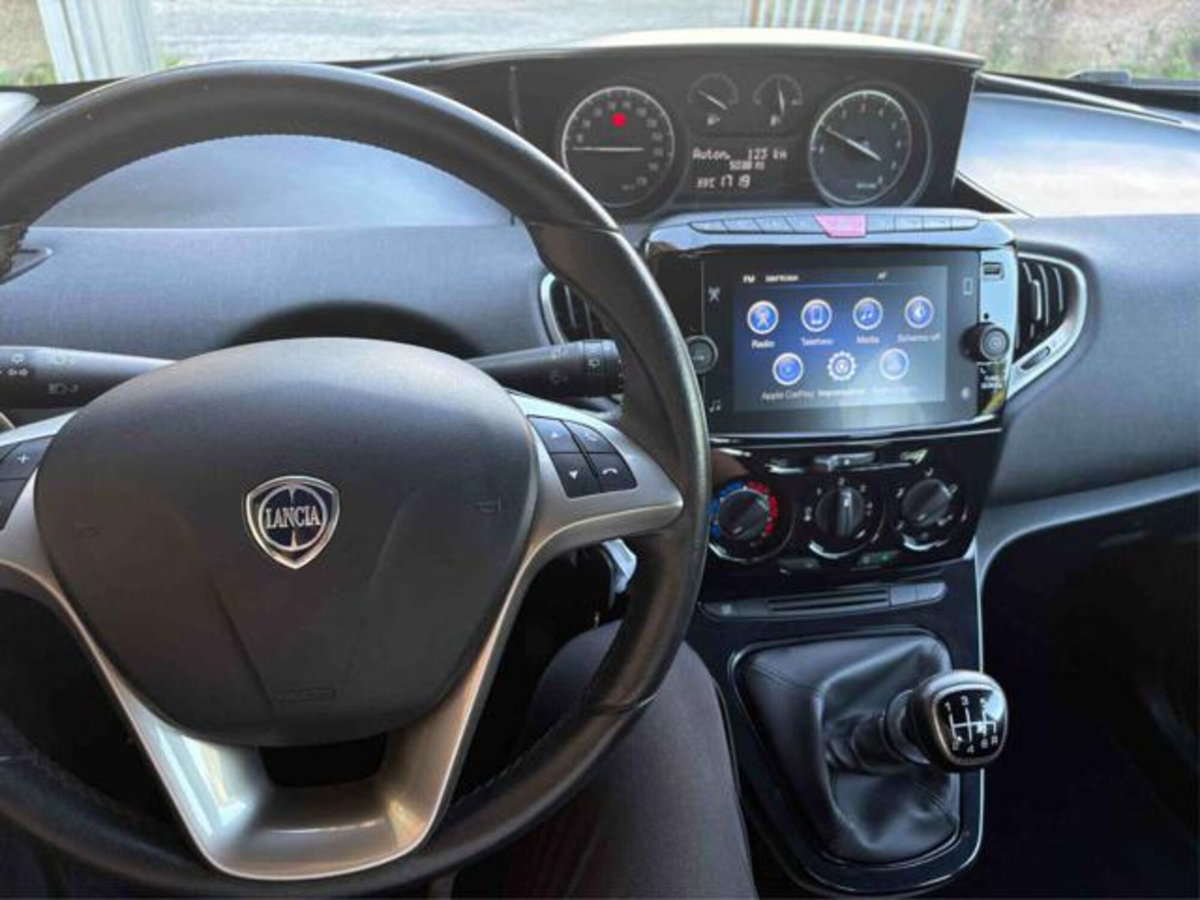 Lancia Ypsilon 1.0 FireFly 5 porte S&S Hybrid Ecochic Gold (14)