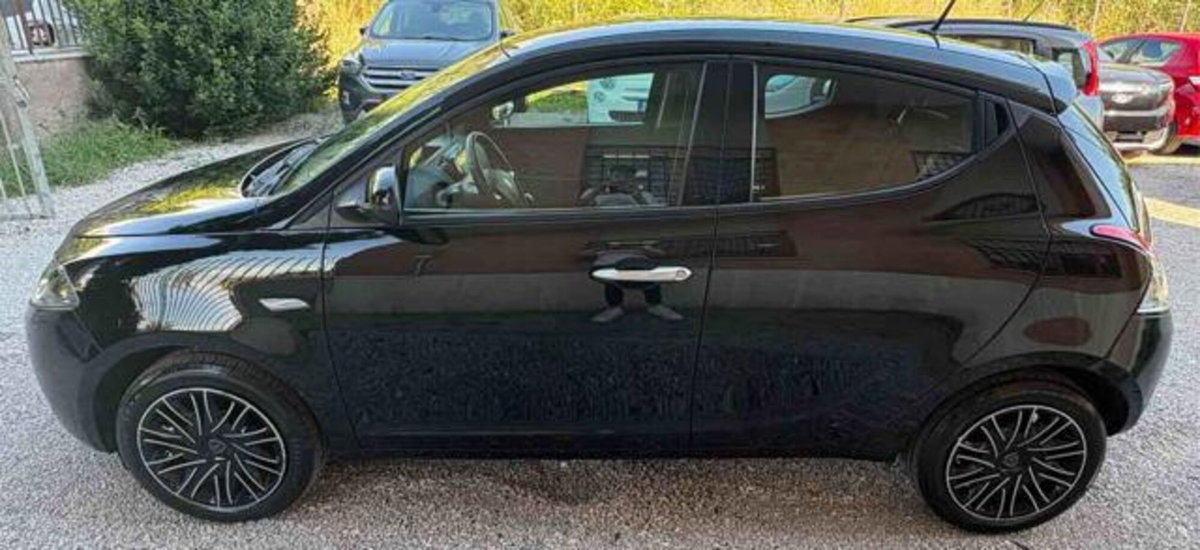 Lancia Ypsilon 1.0 FireFly 5 porte S&S Hybrid Ecochic Gold (2)