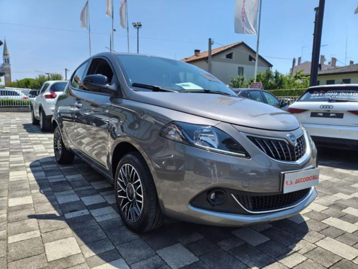 Lancia Ypsilon 1.0 FireFly 5 porte S&S Hybrid Gold Plus (2)