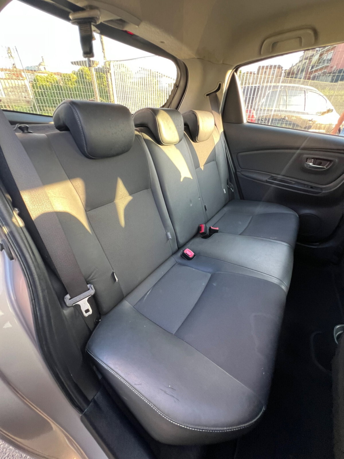 Toyota Yaris 1.0 5 porte Lounge (14)