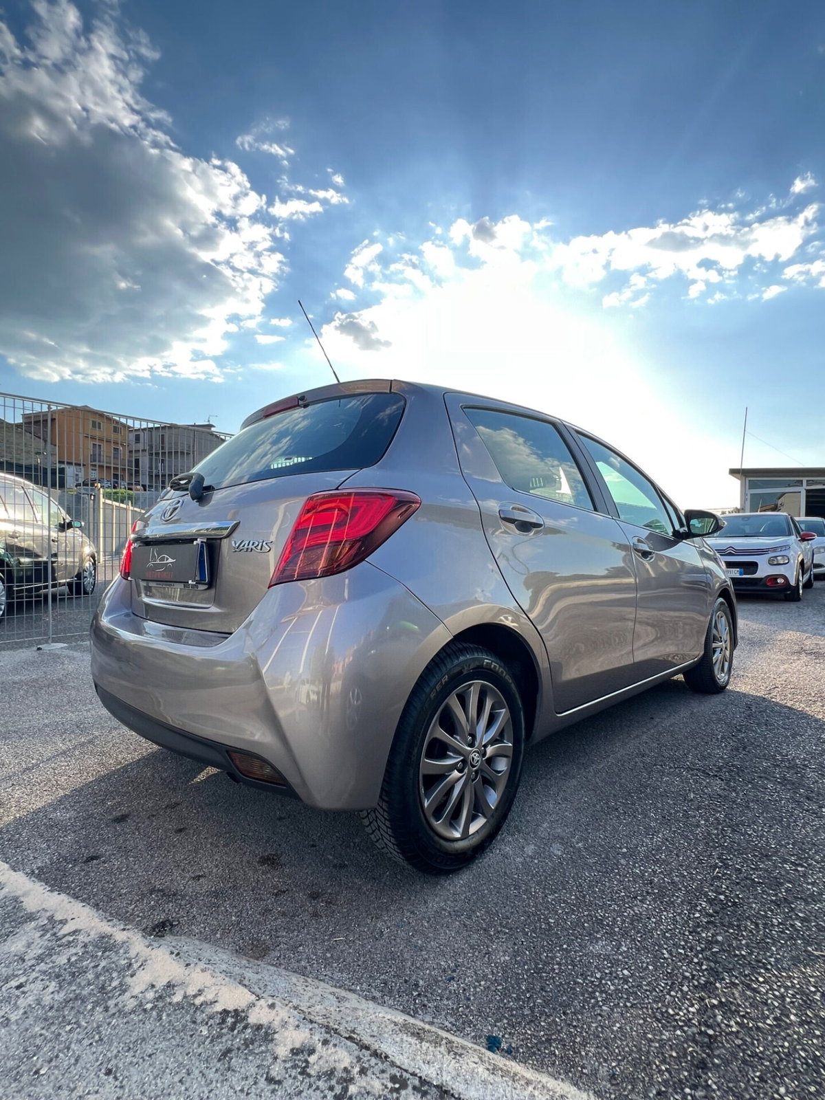 Toyota Yaris 1.0 5 porte Lounge (3)