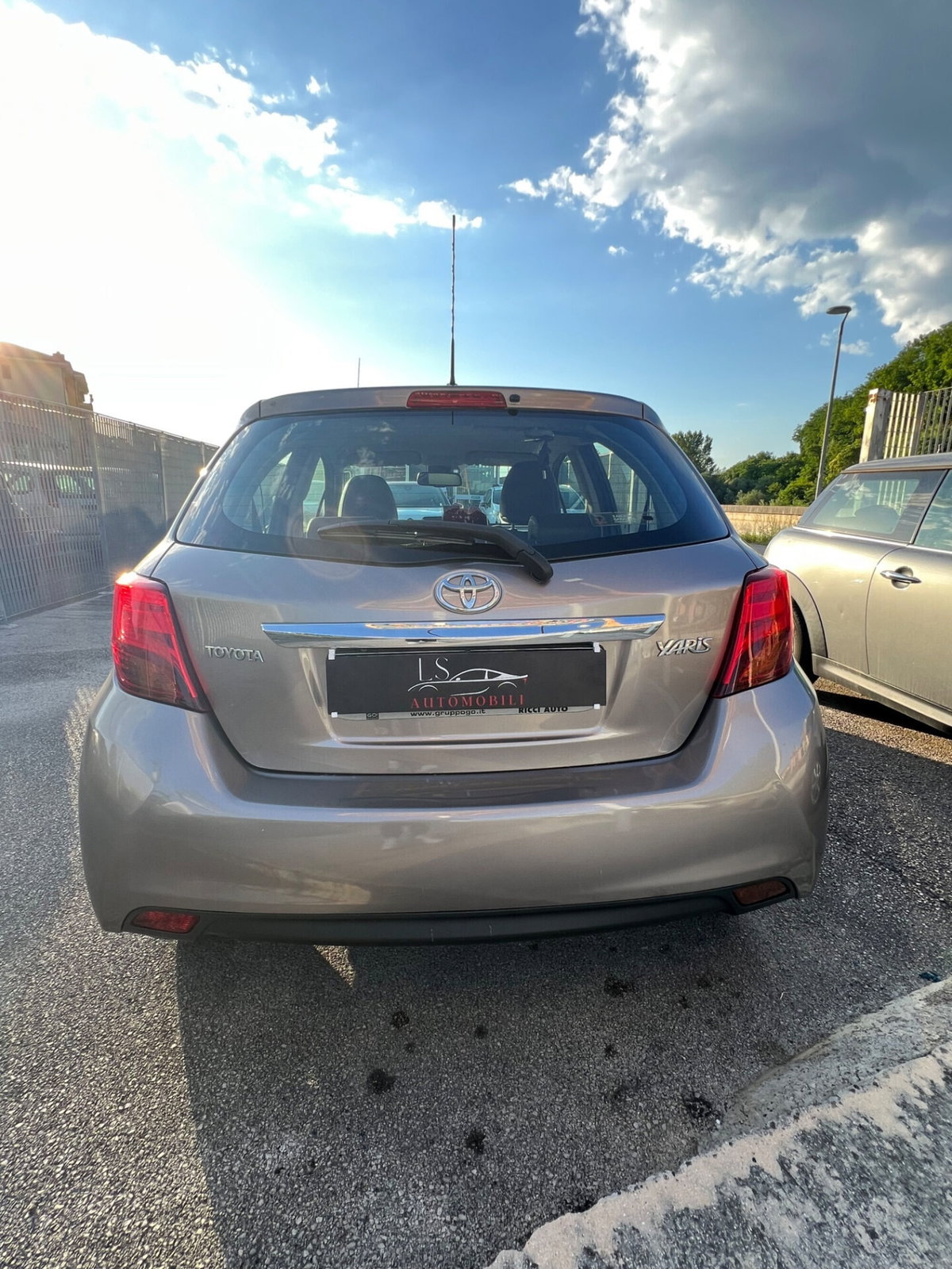 Toyota Yaris 1.0 5 porte Lounge (4)