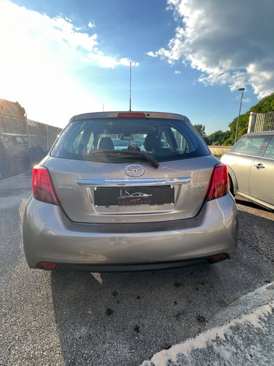 Toyota Yaris 1.0 5 porte Lounge (4)