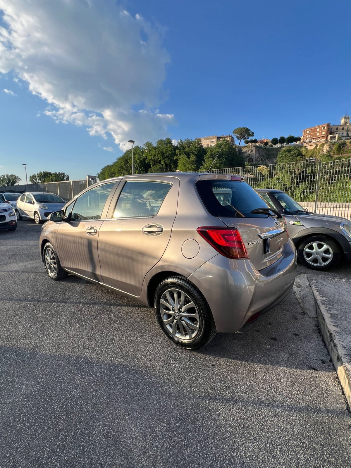 Toyota Yaris 1.0 5 porte Lounge (5)