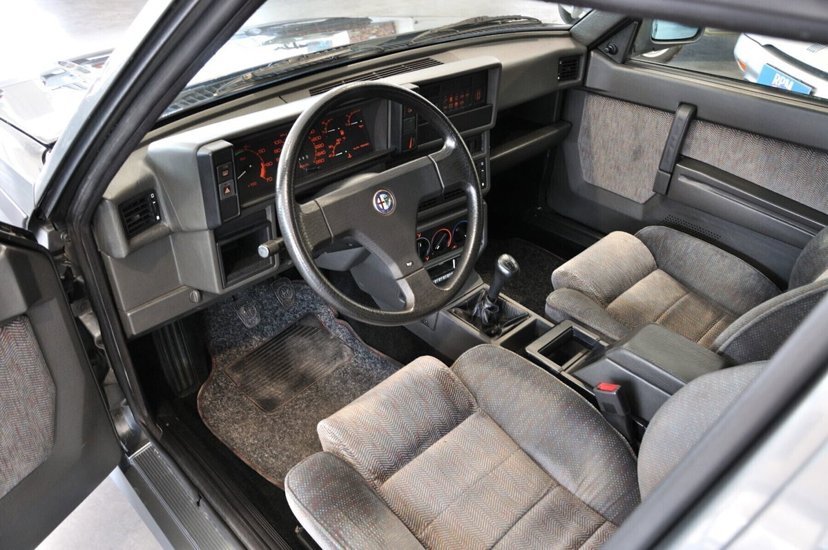 Alfa Romeo 75 2.0i Twin Spark (12)
