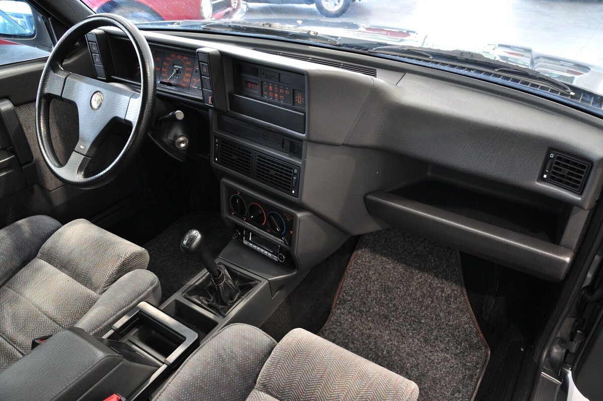Alfa Romeo 75 2.0i Twin Spark (13)