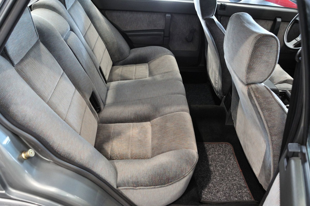 Alfa Romeo 75 2.0i Twin Spark (15)