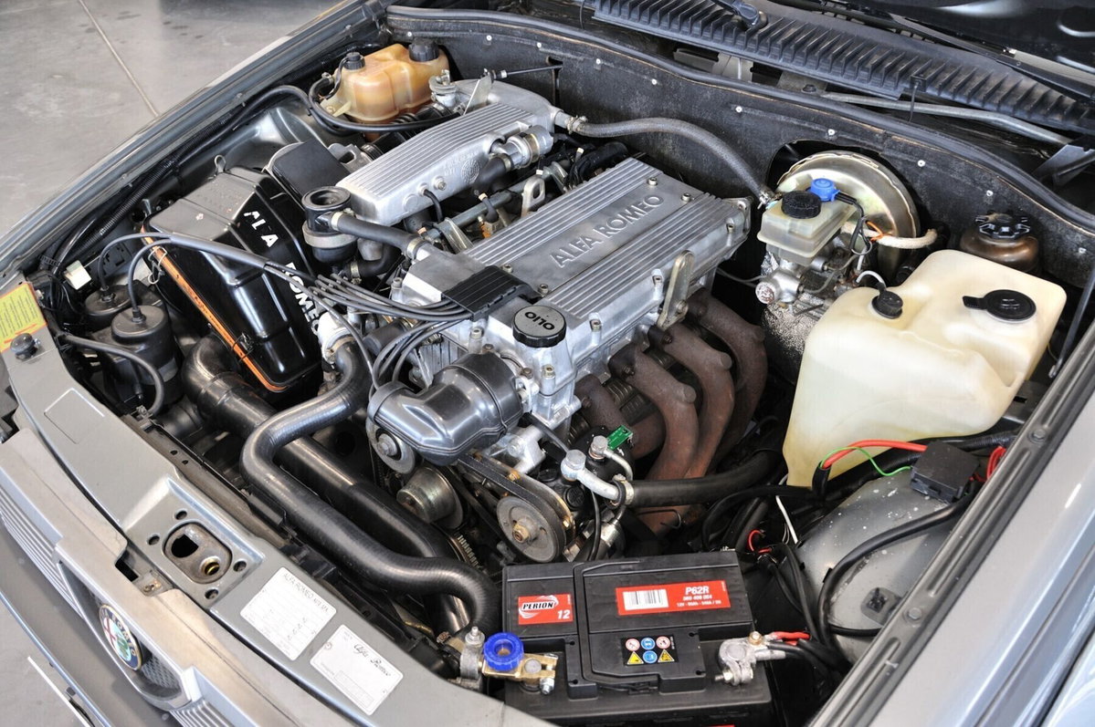 Alfa Romeo 75 2.0i Twin Spark (16)