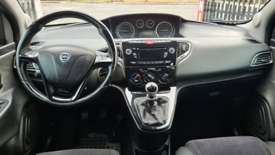 Lancia Ypsilon 1.2 69 CV 5 porte Gold (7)
