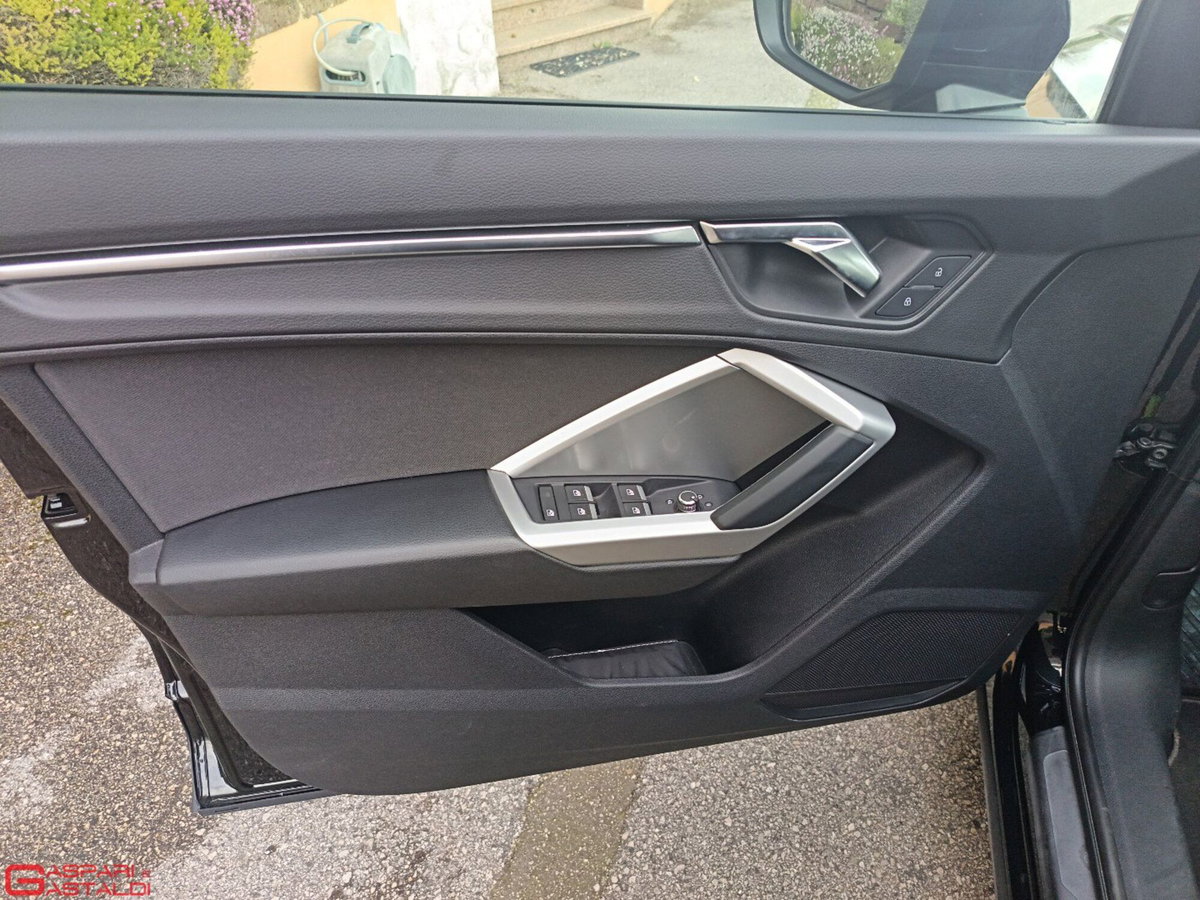 Audi Q3 35 TDI quattro S tronic Business (11)
