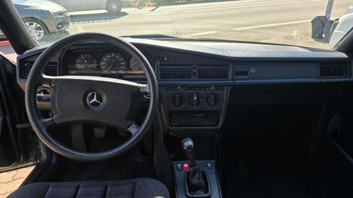 Mercedes-Benz 190 1.8 E (9)