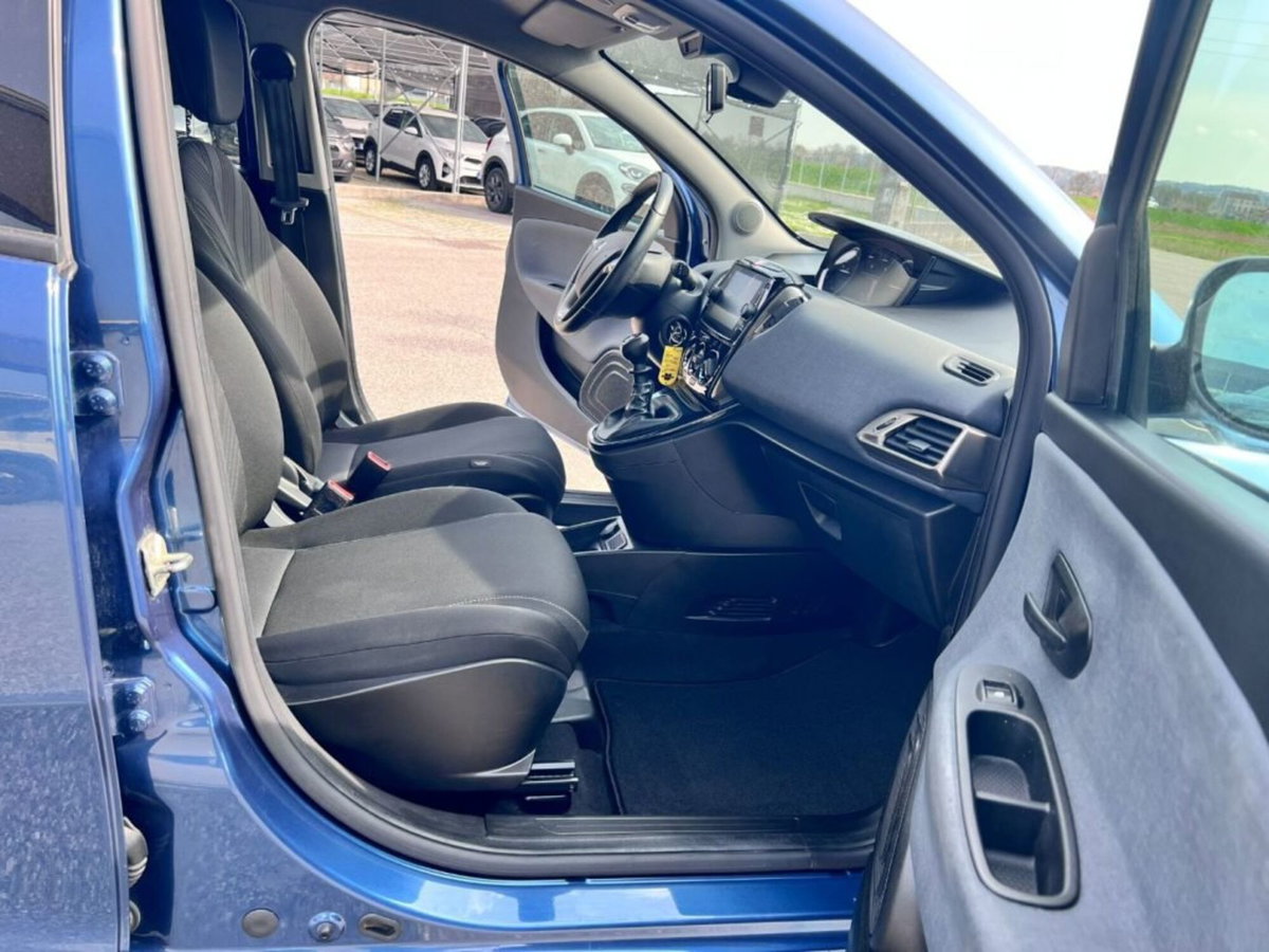 Lancia Ypsilon 1.0 FireFly 5 porte S&S Hybrid Gold Plus (6)