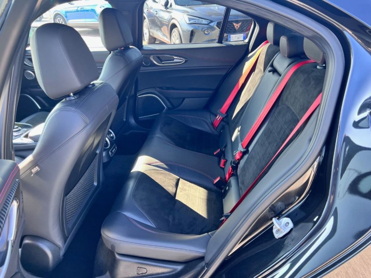 Alfa Romeo Giulia 2.9 T V6 AT8 Quadrifoglio (6)