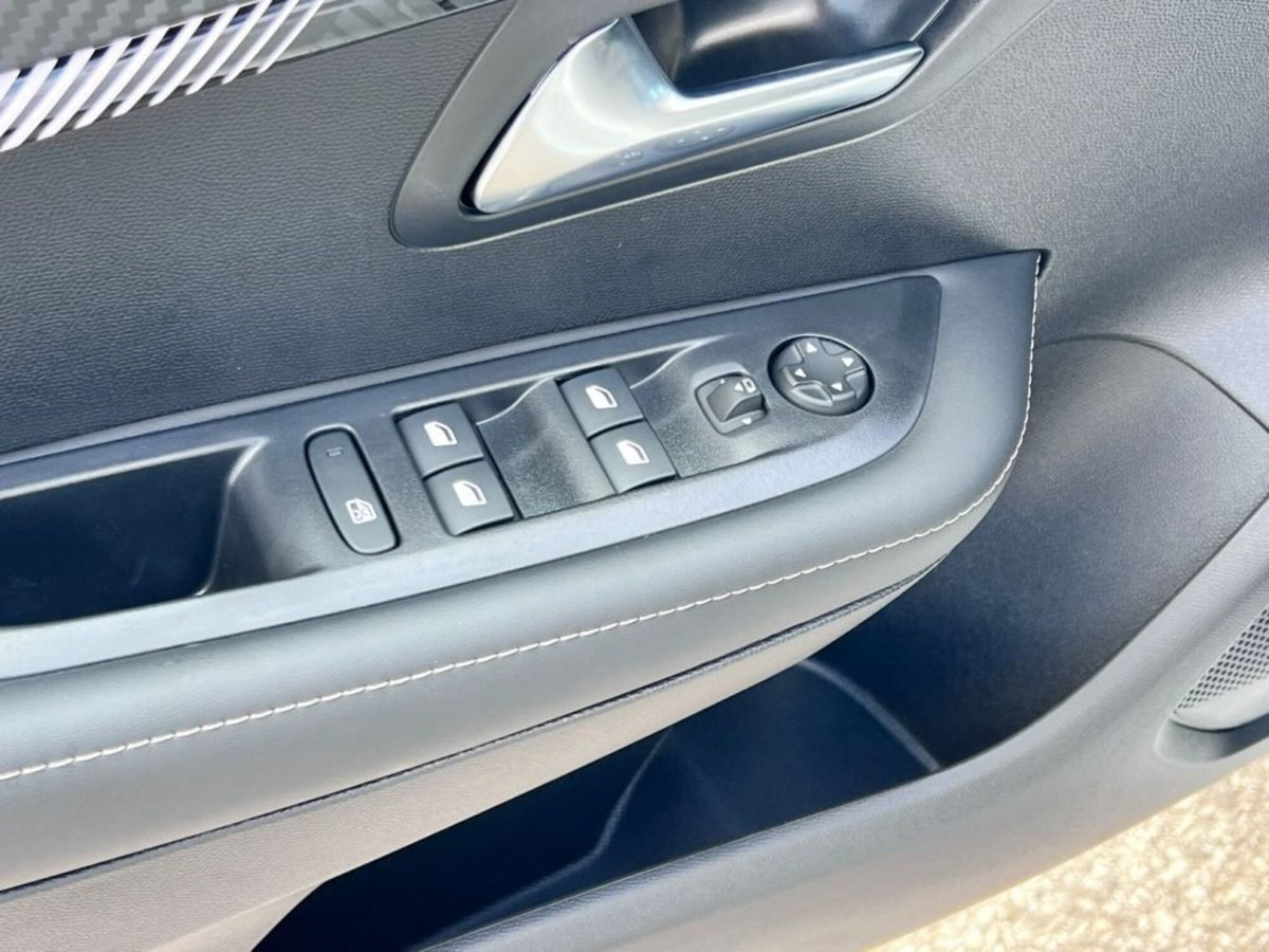 Peugeot 208 PureTech 100 Stop&Start 5 porte Allure (10)