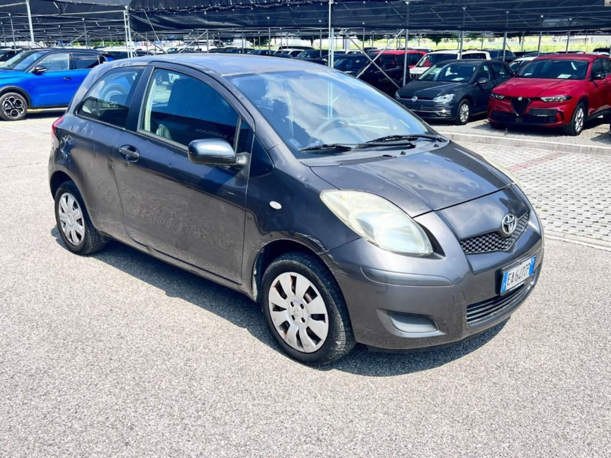 Toyota Yaris 1.0 3 porte (2)
