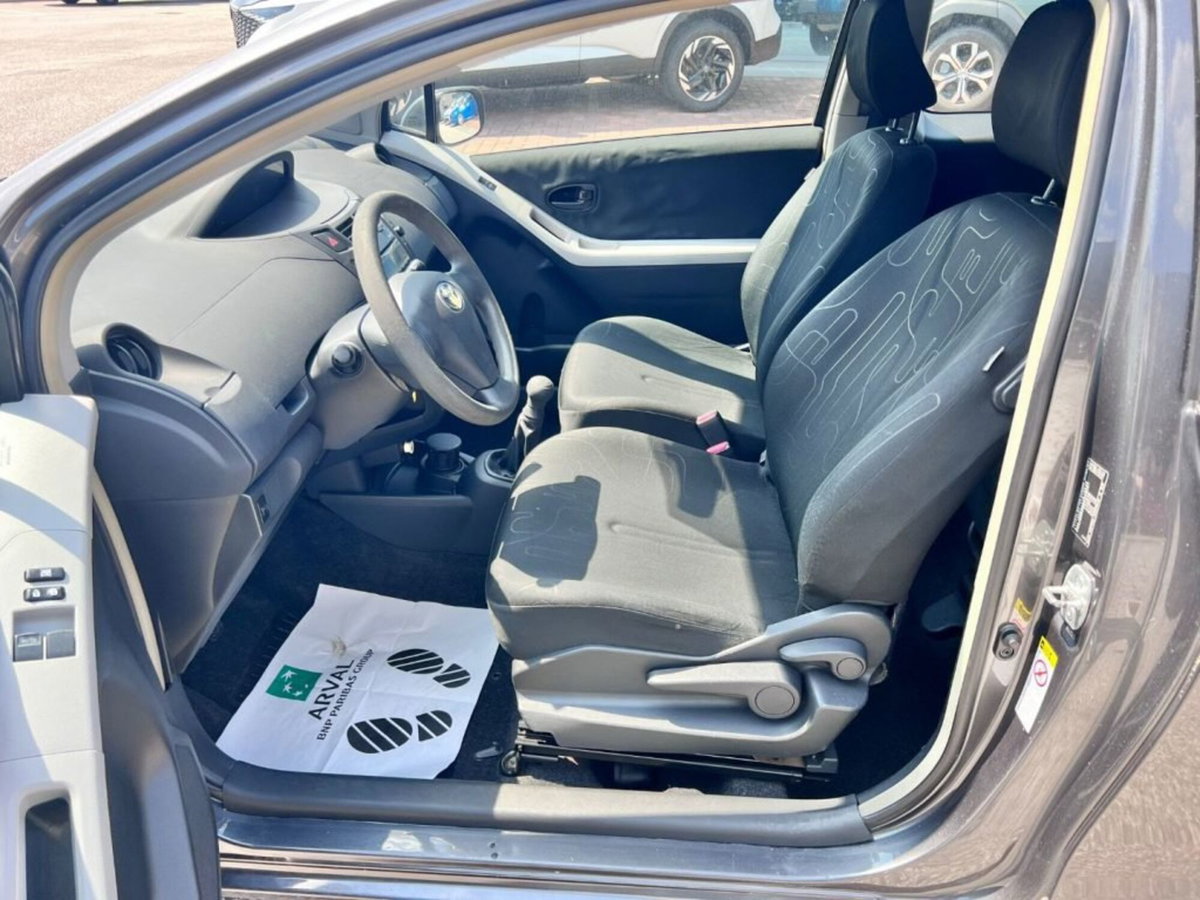 Toyota Yaris 1.0 3 porte (5)