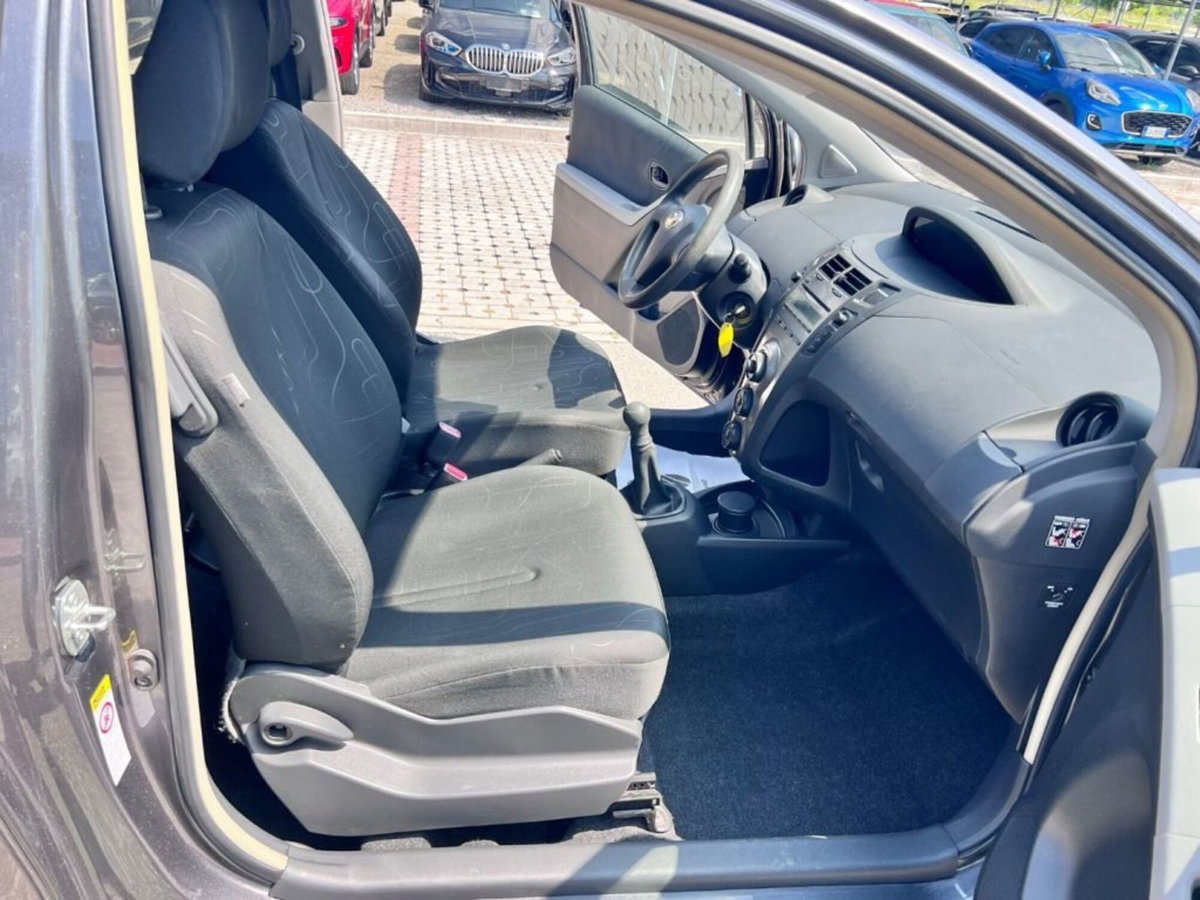 Toyota Yaris 1.0 3 porte (6)