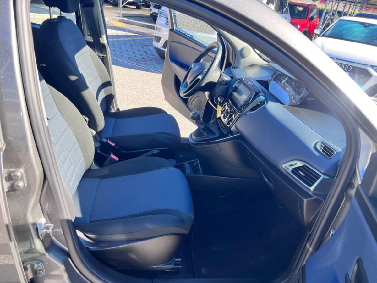 Lancia Ypsilon 1.0 FireFly 5 porte S&S Hybrid Gold Plus (6)