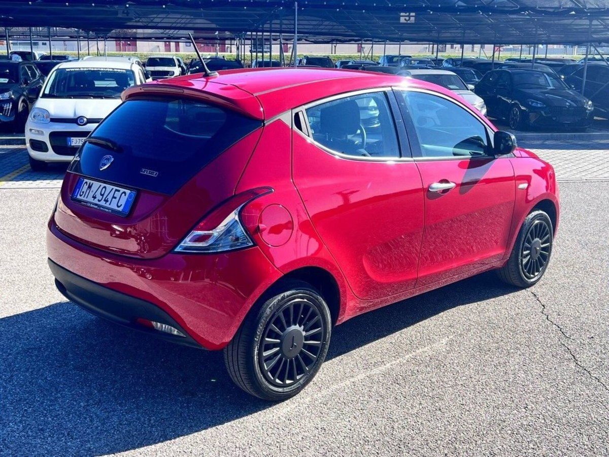 Lancia Ypsilon 1.0 FireFly 5 porte S&S Hybrid Ecochic Silver (3)