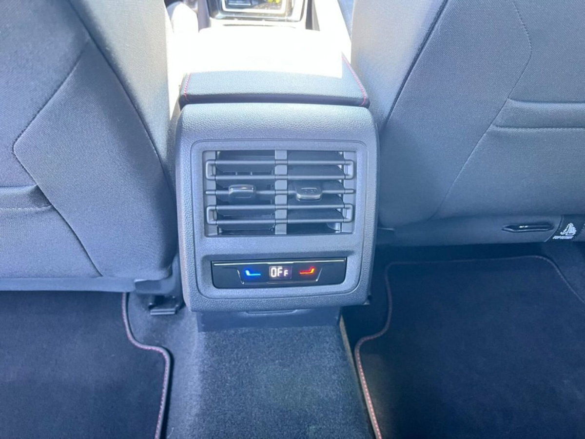 Volkswagen Golf 2.0 TSI GTI DSG (11)