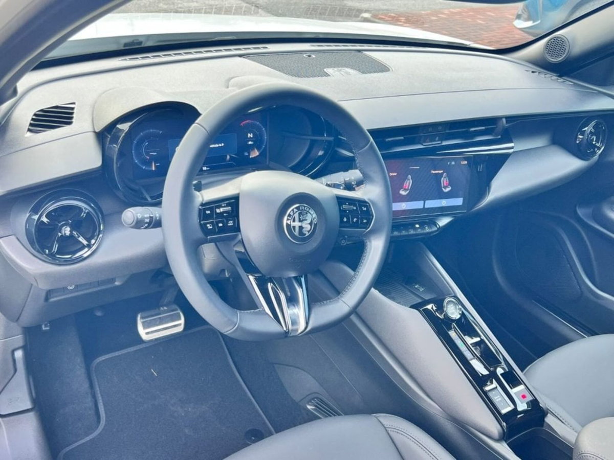 Alfa Romeo Junior 1.2 ibrida Q4 Intensa 145cv edct6 (10)