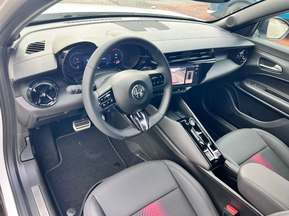 Alfa Romeo Junior 1.2 ibrida Q4 Intensa 145cv edct6 (19)