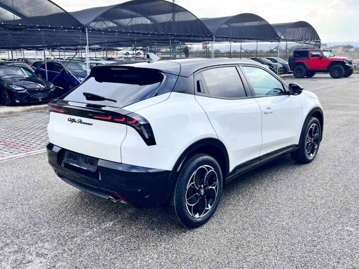 Alfa Romeo Junior 1.2 ibrida Q4 Intensa 145cv edct6 (3)