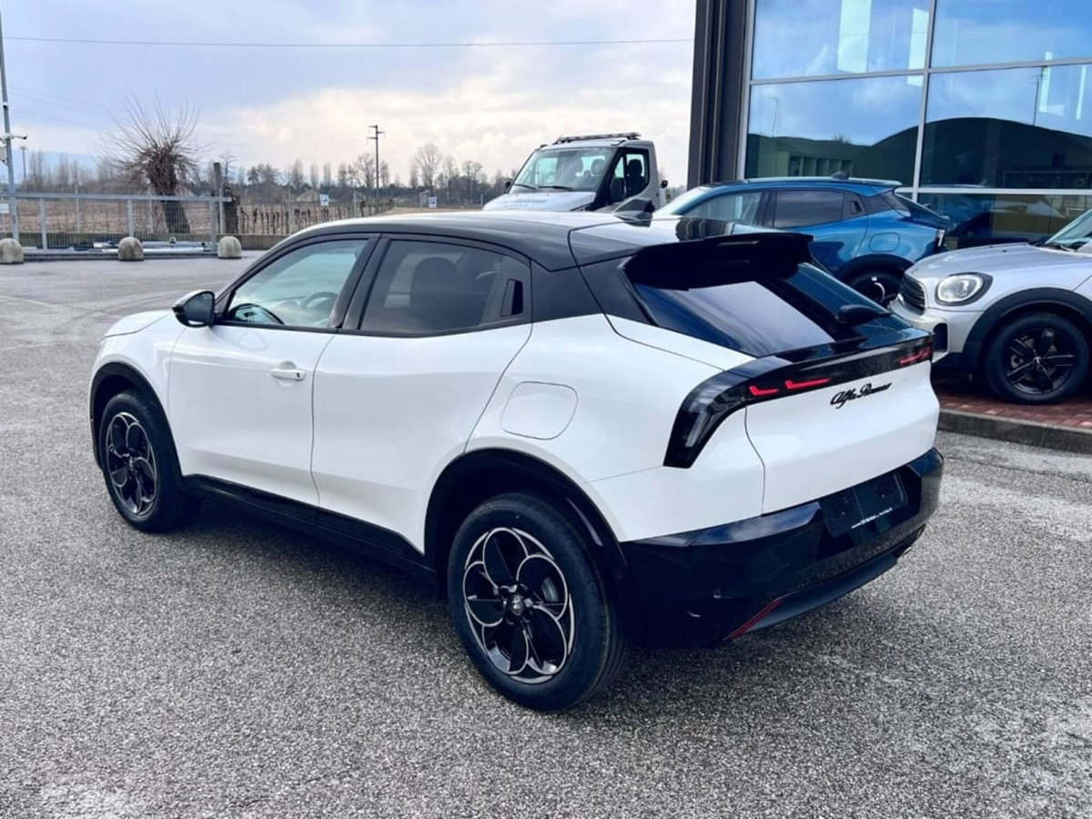 Alfa Romeo Junior 1.2 ibrida Q4 Intensa 145cv edct6 (4)