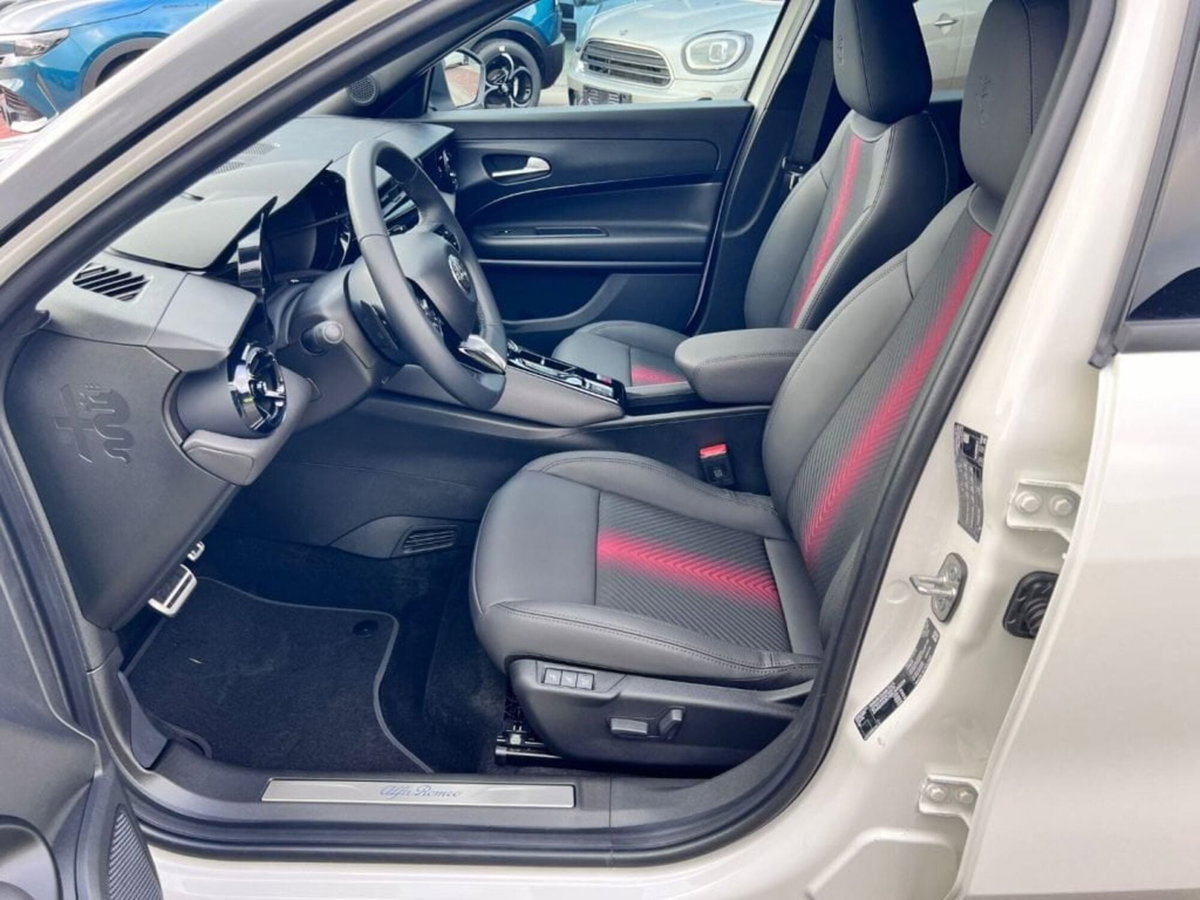 Alfa Romeo Junior 1.2 ibrida Q4 Intensa 145cv edct6 (5)