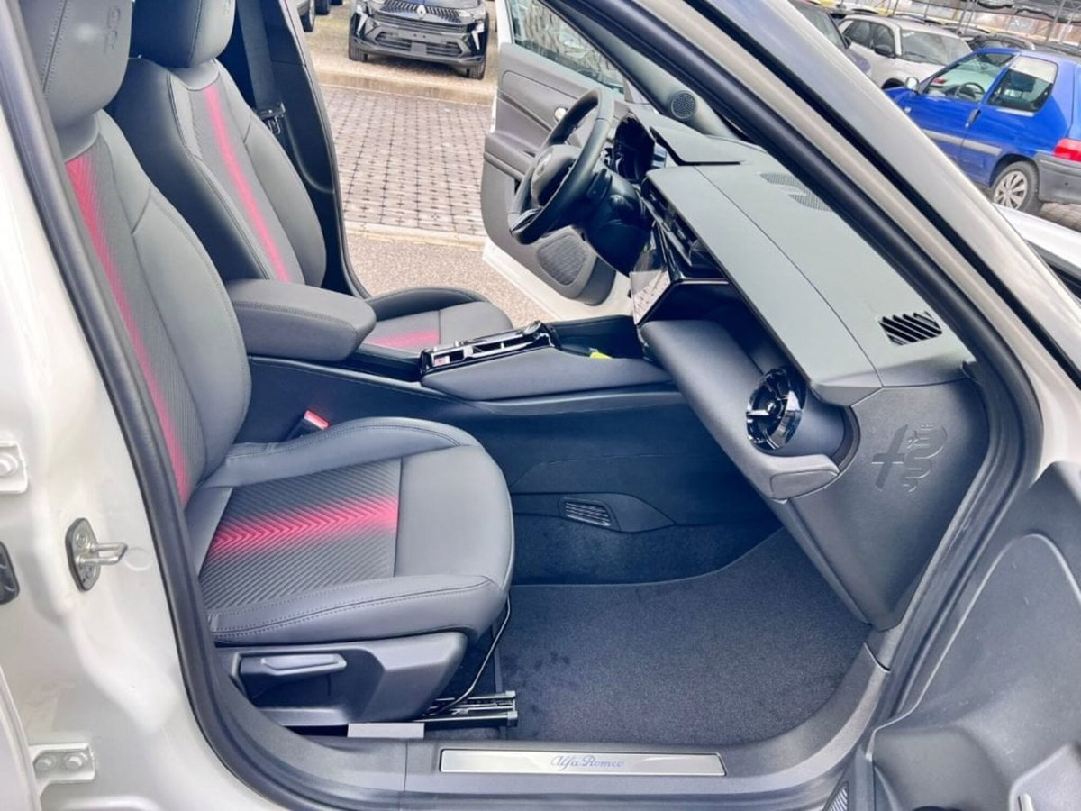 Alfa Romeo Junior 1.2 ibrida Q4 Intensa 145cv edct6 (6)