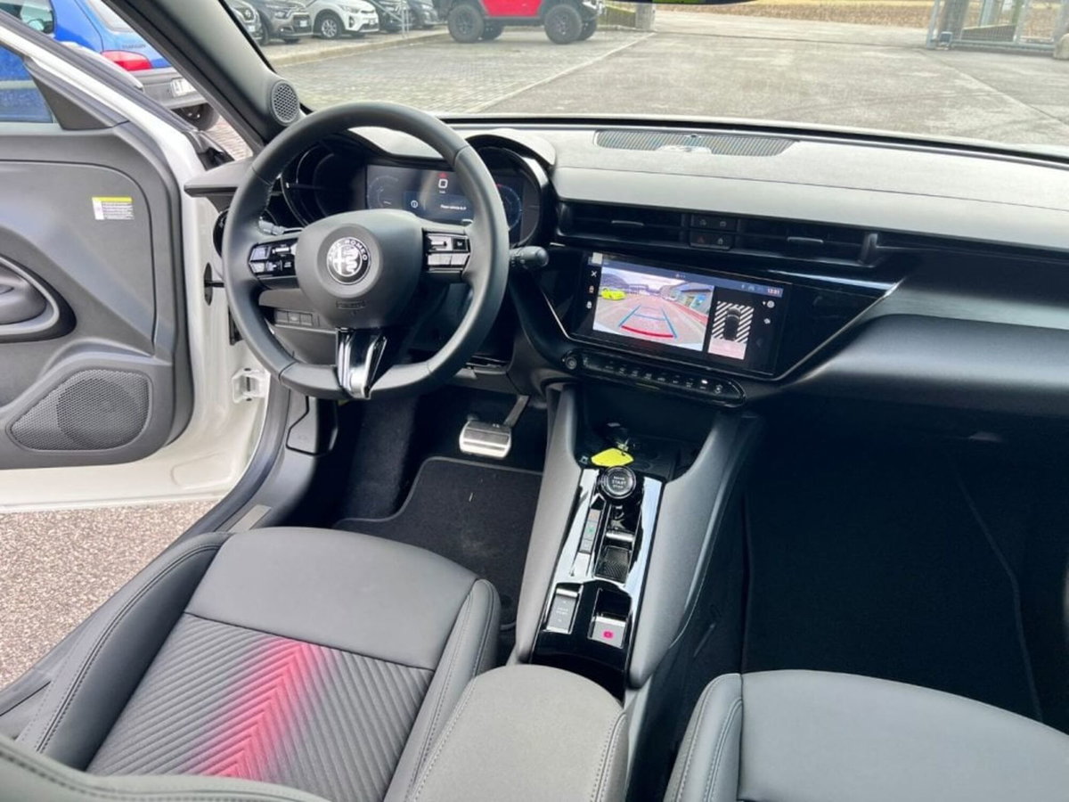 Alfa Romeo Junior 1.2 ibrida Q4 Intensa 145cv edct6 (9)