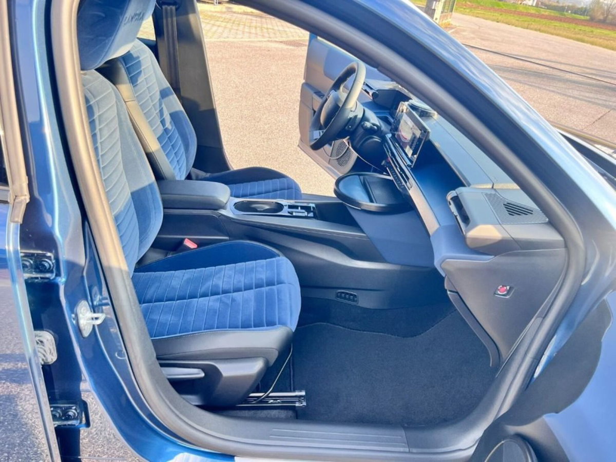 Lancia Ypsilon 1.2 mhev Edizione Cassina e-dct (6)