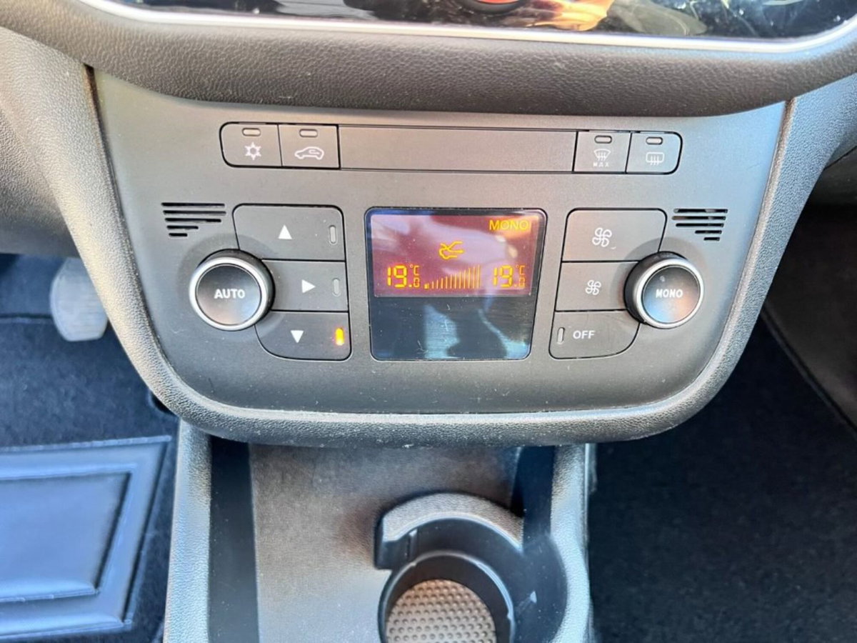Fiat Punto 1.3 MJT II 75 CV 5 porte Lounge (10)