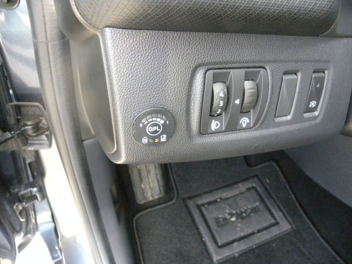 Renault Clio TCe 12V 90 CV GPL 5 porte Moschino Zen (10)