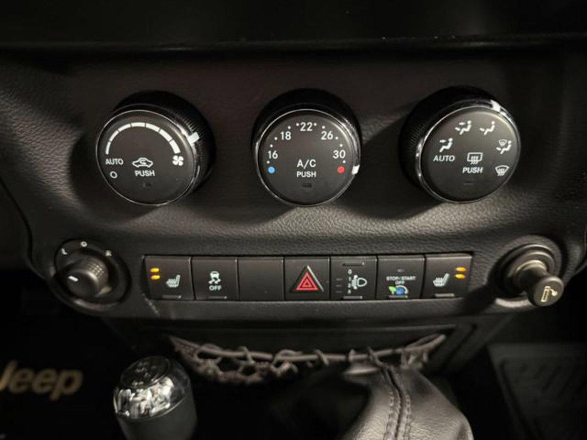 Jeep Wrangler 2.8 CRD DPF Sahara (19)