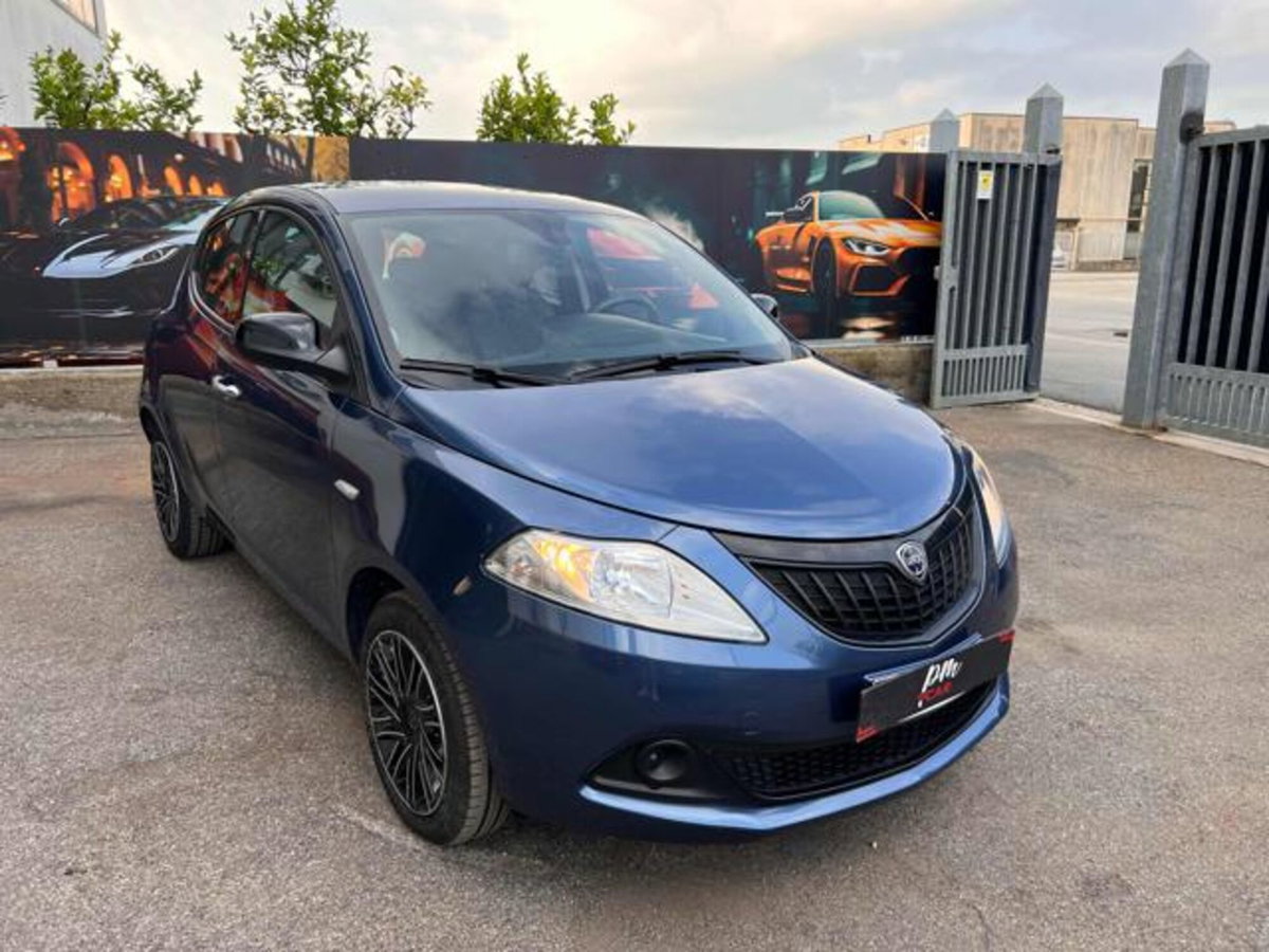 Lancia Ypsilon 1.0 FireFly 5 porte S&S Hybrid Silver Plus (3)