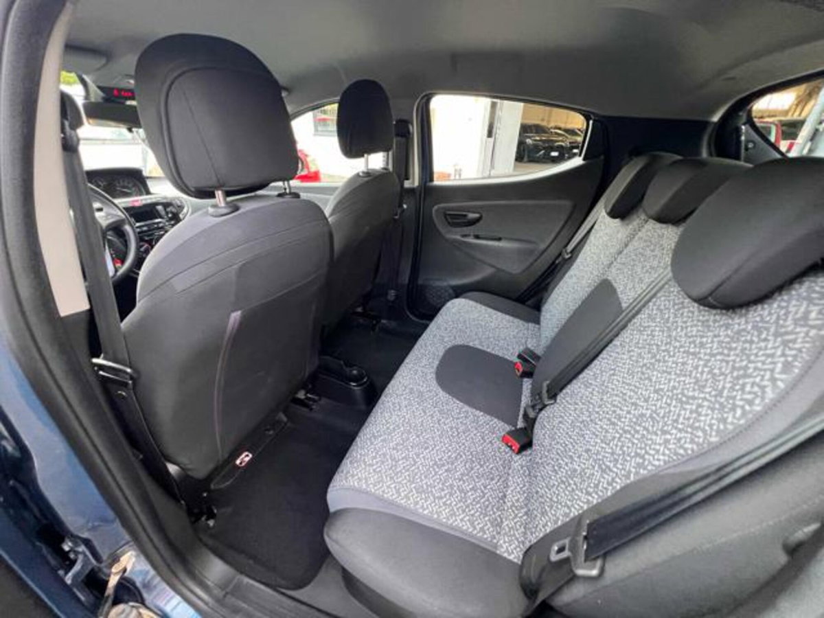 Lancia Ypsilon 1.0 FireFly 5 porte S&S Hybrid Silver Plus (9)