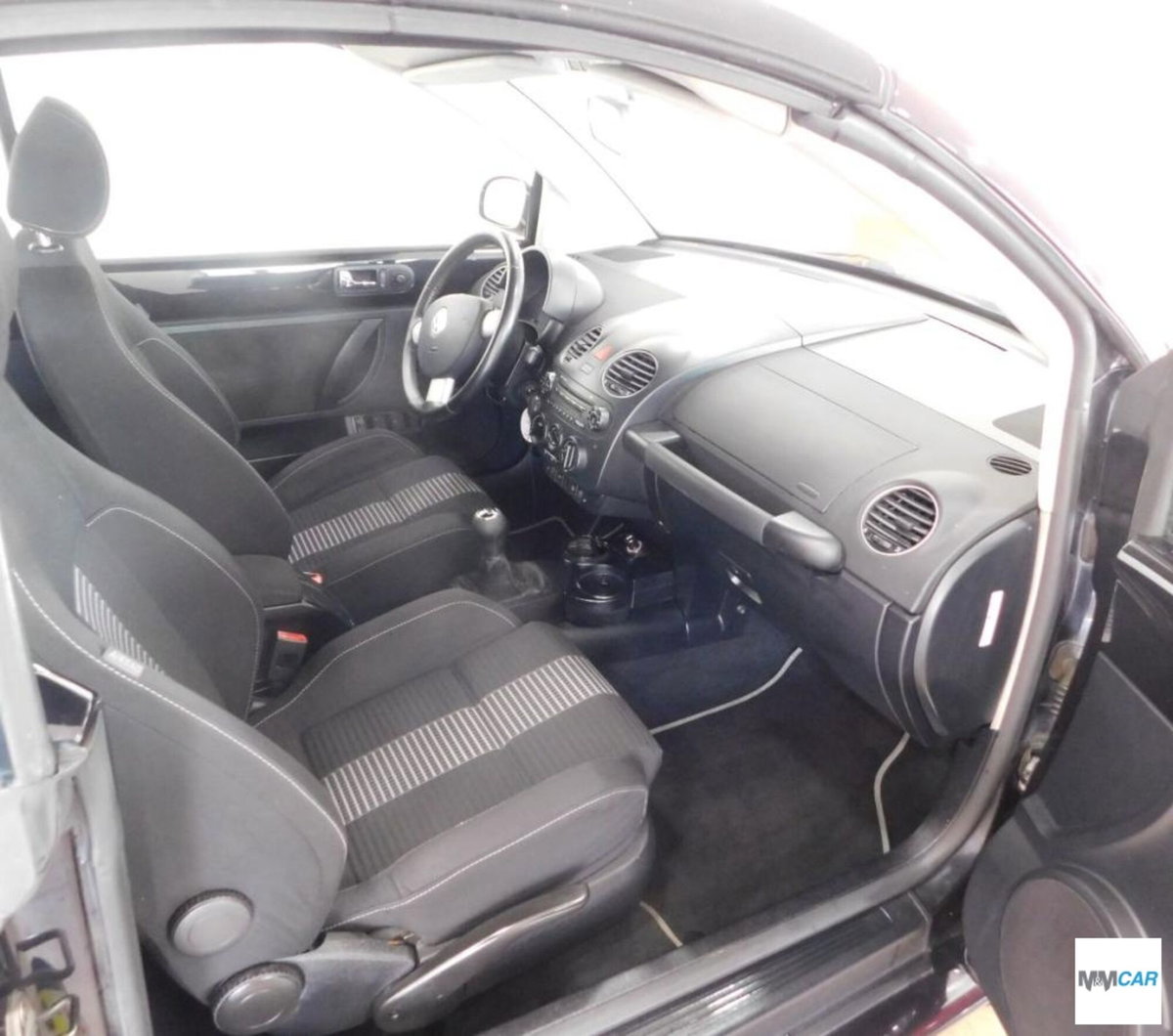 Volkswagen New Beetle Cabrio TDI 105CV (11)