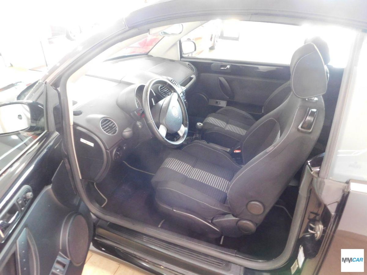 Volkswagen New Beetle Cabrio TDI 105CV (12)
