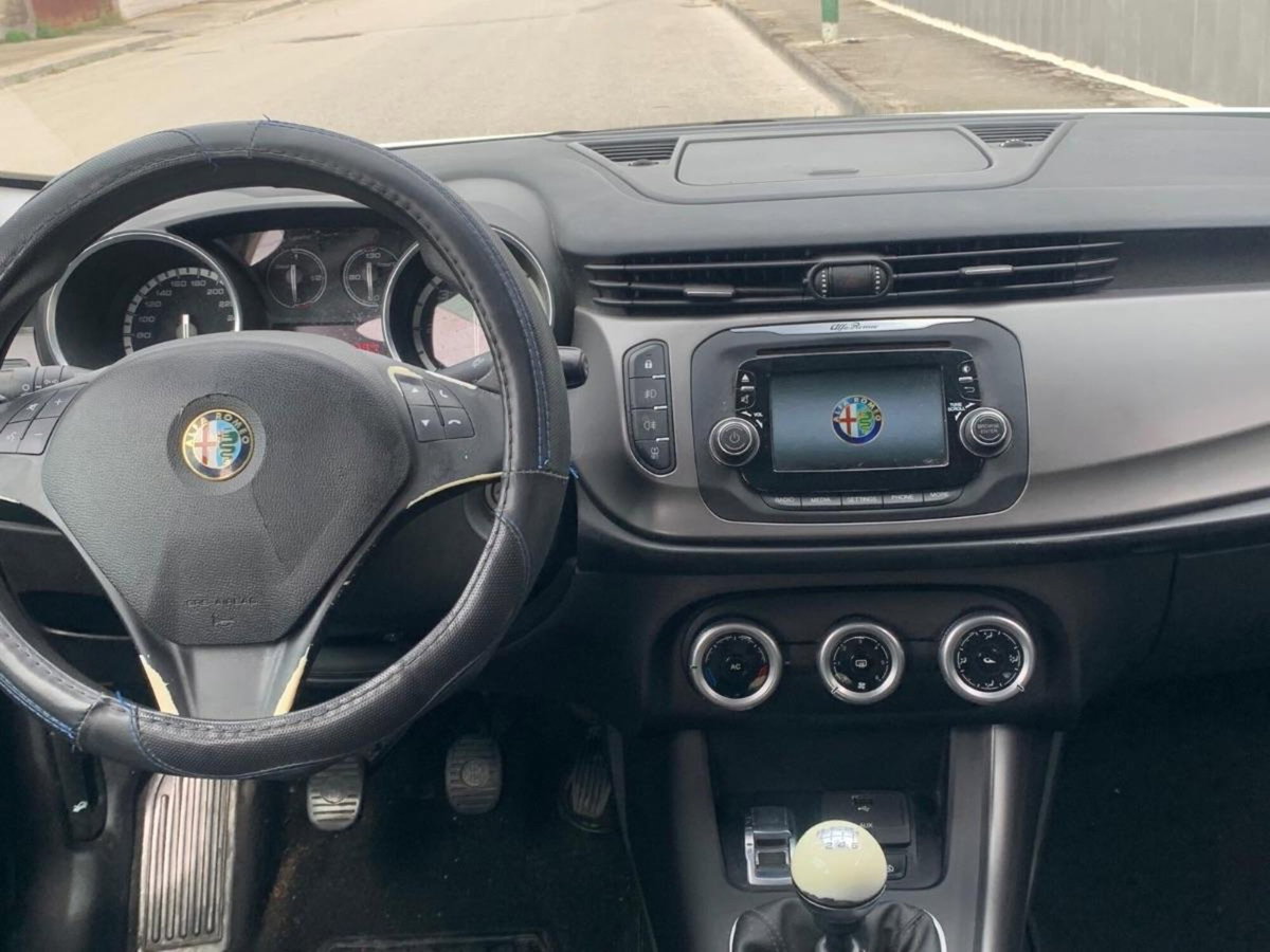 Alfa Romeo Giulietta 1.6 JTDm-2 Distinctive (8)